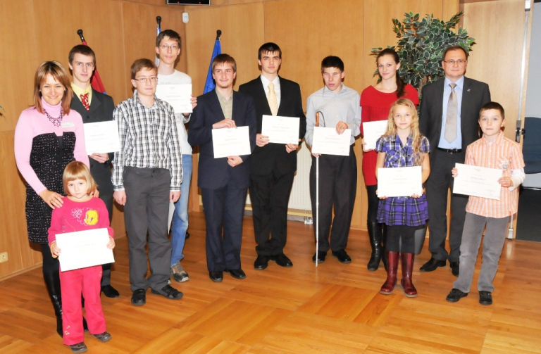 Úspěšní studenti a žáci, které v závěru minulého roku ocenil náěmětek hejtmana radek Cikl (vpravo) a vedocuí Odboru školství KÚ LK Jiřína Princová (vlevo).